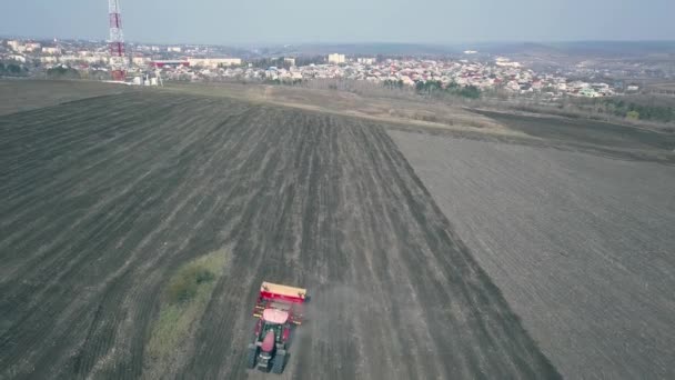 Vue aérienne du tracteur avec semoir monté effectuant l'ensemencement direct des cultures sur un champ agricole labouré. Technique d'ensemencement des cultures sur le terrain. Semis est le processus de plantation de graines dans le sol .