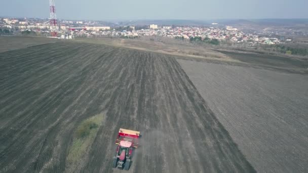 Вид Воздуха Трактор Навесным Сеялкой Осуществляющий Прямой Посев Культур Вспаханном — стоковое видео