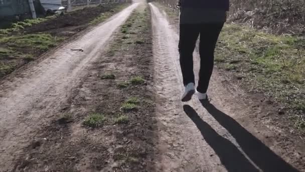 Una Donna Scarpe Sportive Cammina Lungo Una Strada Forestale Accidentata — Video Stock