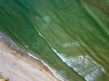 Dalgalı kumsal ve denizin havadan görünüşü