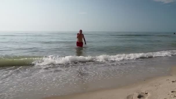 Uomo Adulto Esce Dall Acqua Mare Riva Sullo Sfondo Del — Video Stock