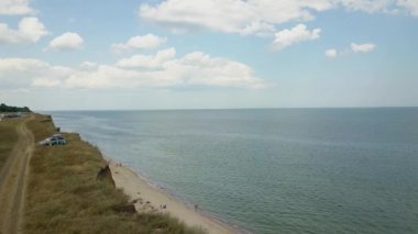 Deniz kıyısı ve sahilin havadan görünüşü. Muhteşem deniz manzarası