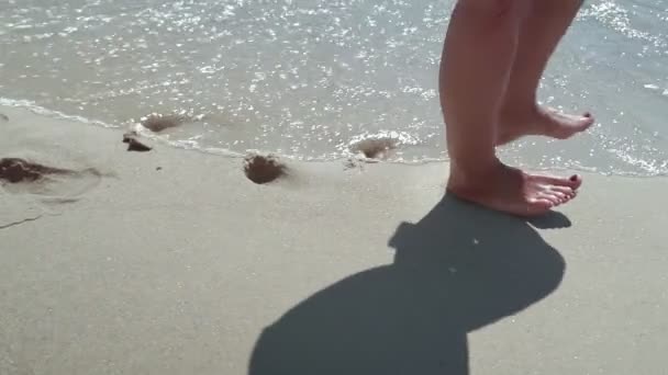 Günbatımında Ocean Beach Yürüyen Bir Kadının Güzel Sahnesinde Plajda Yürüyen — Stok video