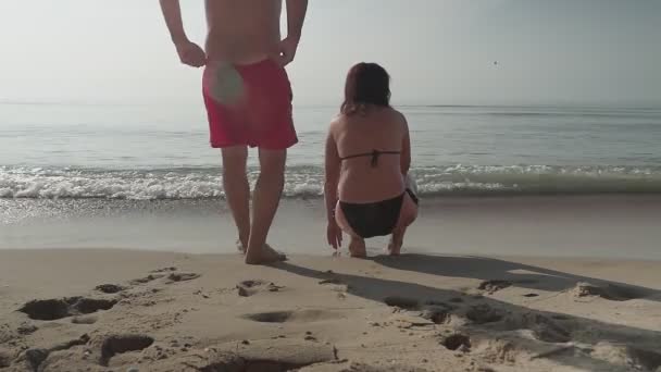 Ein Mann Und Eine Frau Sitzen Strand Und Genießen Das — Stockvideo