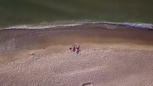 Couple couché sur la plage vue aérienne du dessus drone tir à la plage de la mer 