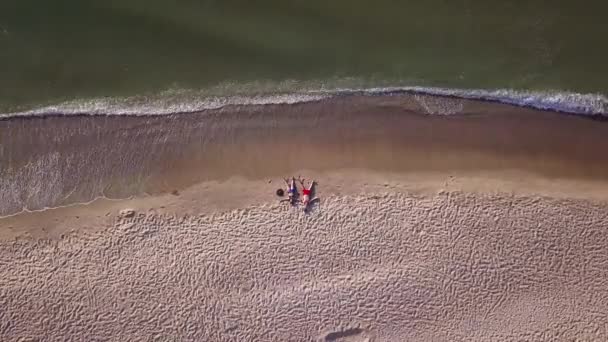 Casal Deitado Praia Aérea Vista Superior Drone Tiro Praia Mar — Vídeo de Stock