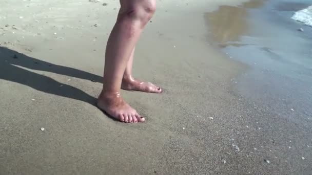 Yanık Tenli Kadın Ayakları Üzerinde Yıkama Dalgalar Deniz Güzel Genç — Stok video