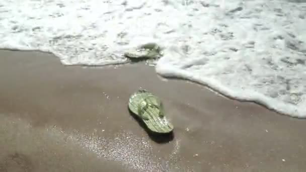 海に流されたビーチでの男性用スリッパ — ストック動画