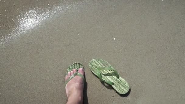 Zapatillas Hombre Playa Bañadas Por Agua — Vídeos de Stock