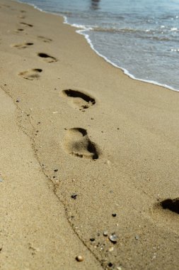 bir kişinin bir plajda ıslak kum Footprints