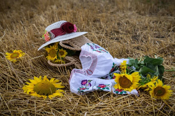 Stilleven Van Hoeden Manden Met Zonnebloemen Een Gemaaid Veld — Stockfoto