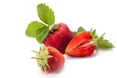 Yapraklı çilek. Beyaz bir arkaplanda izole edilmiş.