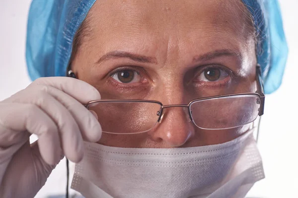Närbild Huvud Skott Ung Kvinnlig Forskare Glasögon Och Mask — Stockfoto