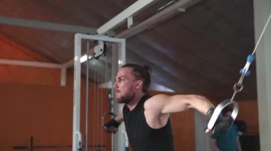 Spor salonunda vücut geliştiren bir adam, bir barla çalışıyor, trisepsleri geliştiriyor, büyük göğüs kası ve ön deltoid kası var. Aşk sporlarından anlayan, spor salonuna giden, sağlıklı beslenen...