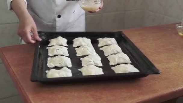 Размазать пироги яичным желтком, домашней выпечкой — стоковое видео
