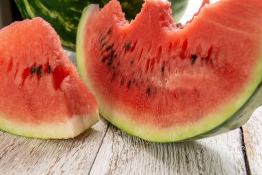 Taze olgun dilimlenmiş karpuz ahşap kırsal arka planda