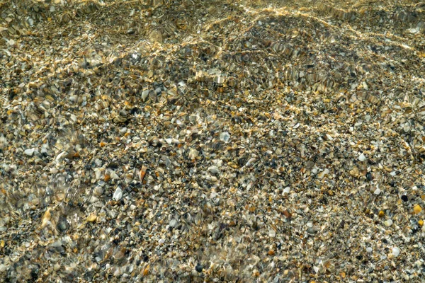 Texture de la mer d'eau transparente et de cailloux — Photo