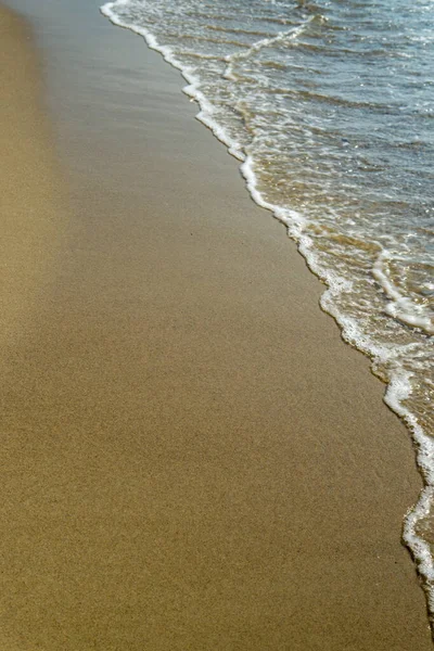 Vague douce de la mer sur la plage de sable fin — Photo