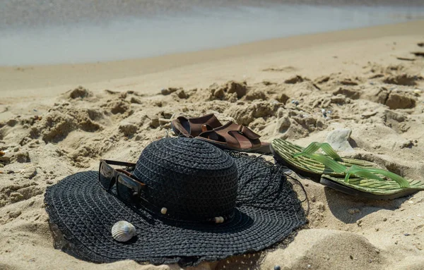 Accessoires pour la plage sur le sable, pantoufles pour hommes et lunettes de soleil sur le sable de la plage — Photo