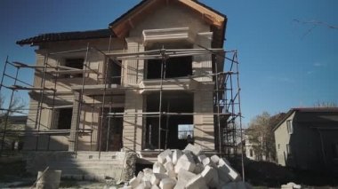 Ev mavi gökyüzüne karşı yapım aşamasında. Beyaz taş