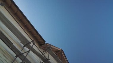 Ev mavi gökyüzüne karşı yapım aşamasında. Beyaz taş