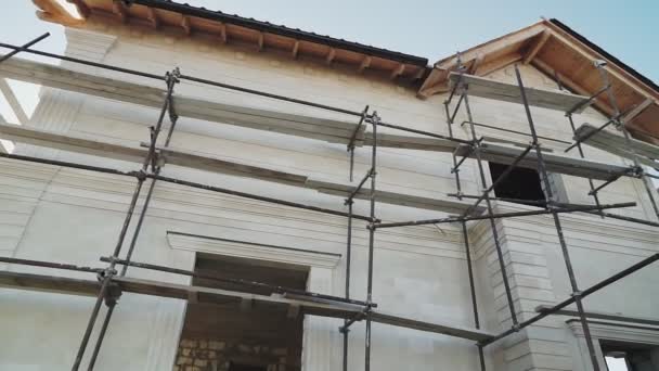 Das Haus Wird Gegen Den Blauen Himmel Gebaut Weißer Stein — Stockvideo