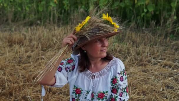 Piękna Kobieta Twarz Kapeluszu Koronę Kwiatową Letniej Łące — Wideo stockowe