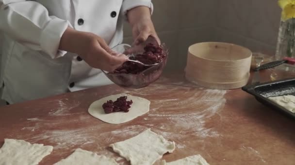 Proceso Hacer Pastel Mujer Pone Relleno Masa Dobla Rollo — Vídeo de stock