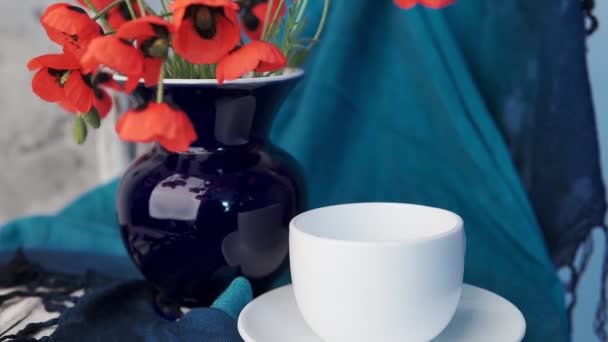 Stillleben Von Rotem Mohn Und Kaffee Auf Winterlichem Holzstuhl — Stockvideo