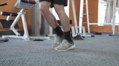 Atletik Formasız Adam, Issız Fabrika Çetrefilli Spor Salonunda Atlama / Atlama İpi ile Egzersiz Yapıyor. Yoğun Çapraz Vücut Eğitiminden dolayı ter içinde kalmış..