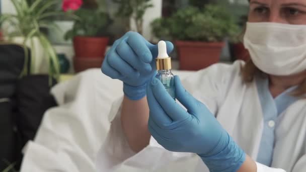 Onderzoekers Met Hand Mengen Oplossing Uit Pipet Fles Het Lab — Stockvideo