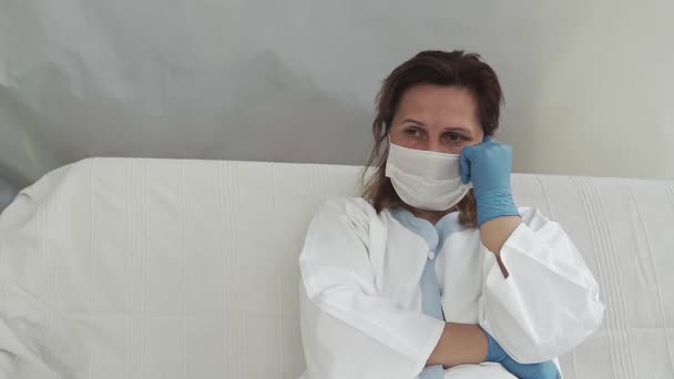 Retrato Una Doctora Cirujana Sintiéndose Deprimida Agotada Frustrada Muy Cansada — Vídeo de stock