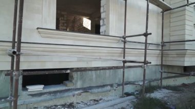 Ev mavi gökyüzüne karşı yapım aşamasında. Beyaz taş