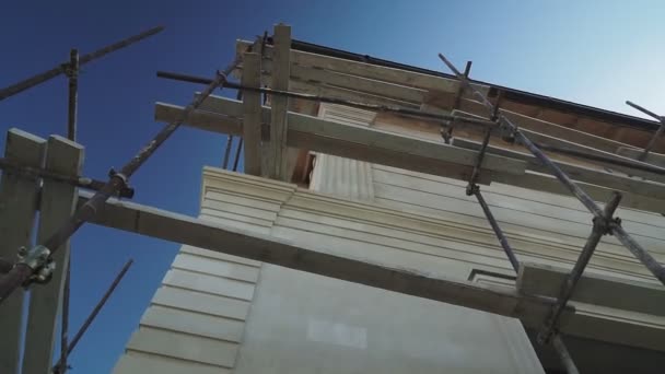 Het Huis Aanbouw Tegen Blauwe Lucht Witte Steen — Stockvideo