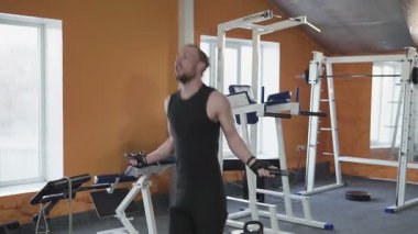 Atletik Formasız Adam, Issız Fabrika Çetrefilli Spor Salonunda Atlama / Atlama İpi ile Egzersiz Yapıyor. Yoğun Çapraz Vücut Eğitiminden dolayı ter içinde kalmış..