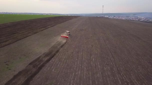 Luchtfoto Van Een Trekker Met Gemonteerde Zaaimachine Die Rechtstreeks Zaaien — Stockvideo