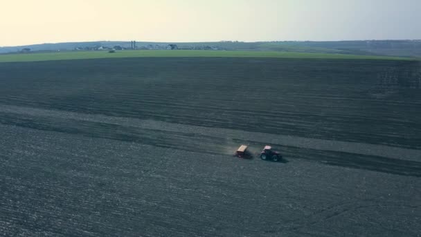 架有播种机的拖拉机在耕地上直接播种庄稼的空中景观 田里播种作物的技术 播种是在地里播种的过程 — 图库视频影像