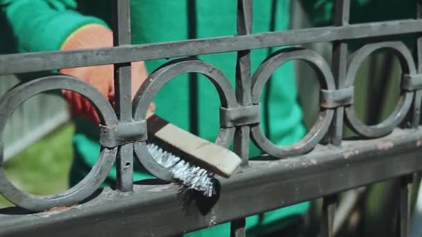 Мастер Очищает Металлический Забор Ржавчины — стоковое видео
