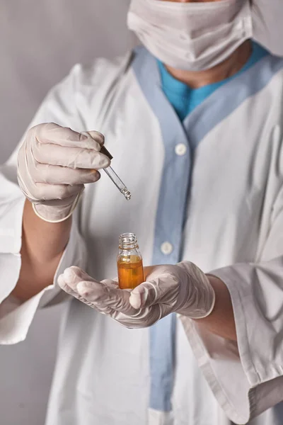 Onderzoekers Met Hand Mengen Oplossing Uit Pipet Fles Het Lab — Stockfoto