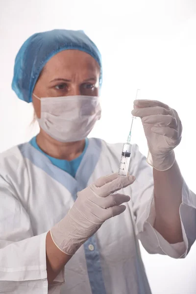 Female Doctor Preparing Syringe Injecting Patient Examination Room — Stock Photo, Image