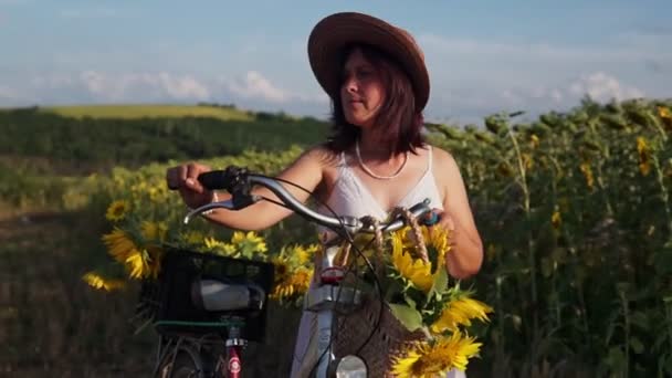 Kvinna Hatt Och Vit Klänning Med Cykel Går Genom Pollen — Stockvideo