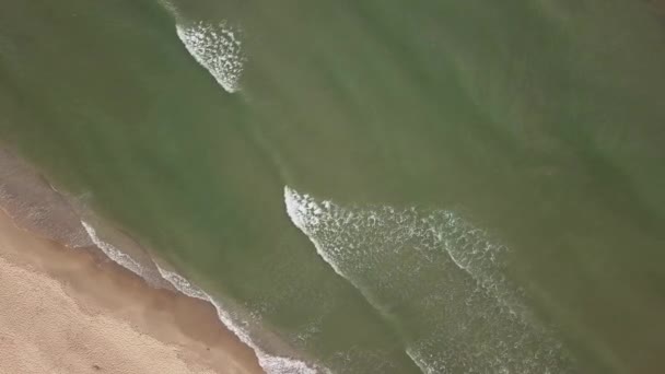 Vista Aérea Playa Las Olas Del Mar Salpicando Sobre Arena — Vídeos de Stock