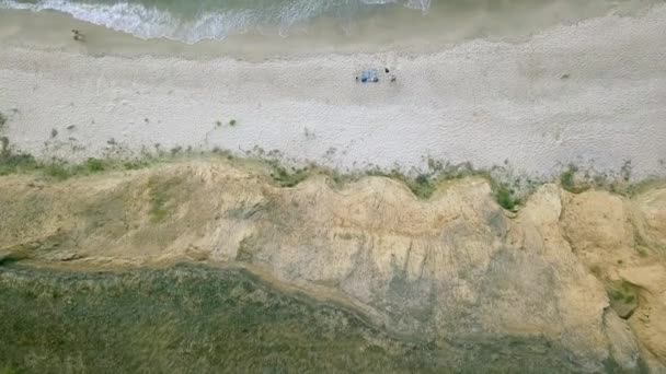 空中看海滩 看海浪在金黄的沙滩上飞溅 — 图库视频影像