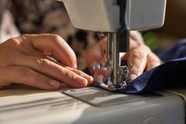 Terzi İşlemi - Dikiş arkasında kadın elleri