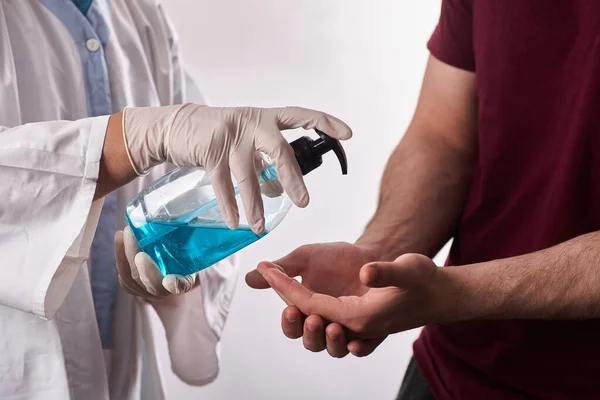 Coronavirus Ärzte Geben Dem Patienten Sanitizer Gel Die Hände Arbeit — Stockfoto