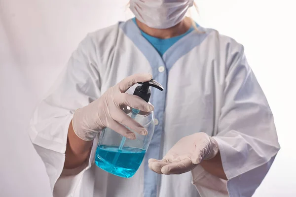Médico Usa Gel Desinfectante Antiséptico Desinfectante Manos Previene Infecciones Virales —  Fotos de Stock