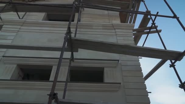 Casa Está Construcción Contra Cielo Azul Piedra Blanca — Vídeos de Stock