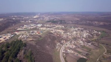Ormanda Koşan Yol 'un Üzerinden Uçuş. Kasaba yolu ile sisli tepelerde DRONE Manzarası. Sinematik çekim. İlk baharatlar..