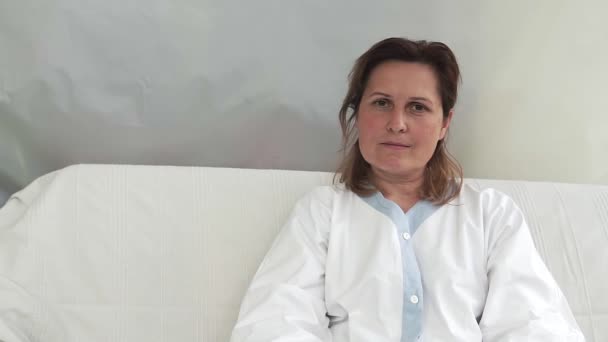 Medico Femminile Che Indossa Una Maschera Protettiva Clinica — Video Stock