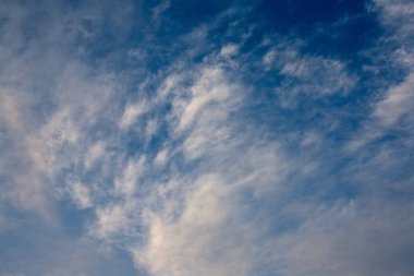 Mavi gökyüzü arkaplanındaki beyaz bulutlar